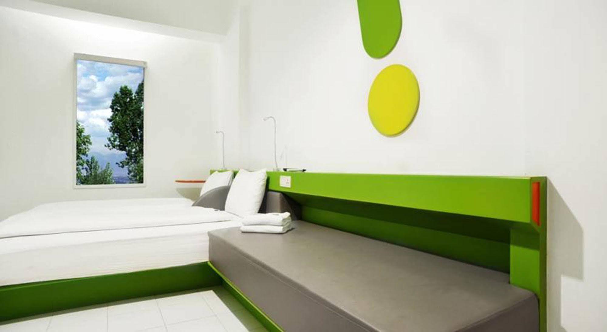 Hotel Urban Styles Hitz Kuta à Kuta Lombok Extérieur photo